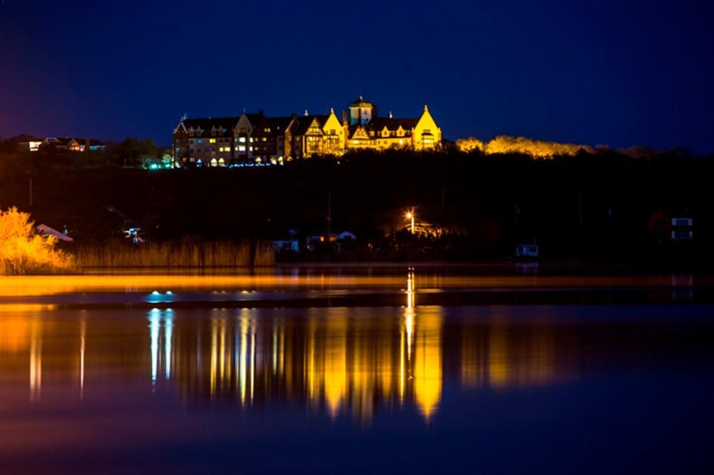 Hotel Montauk Manor Extérieur photo The Ocean House at night