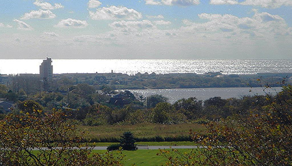 Hotel Montauk Manor Extérieur photo View of the Atlantic Ocean from the park
