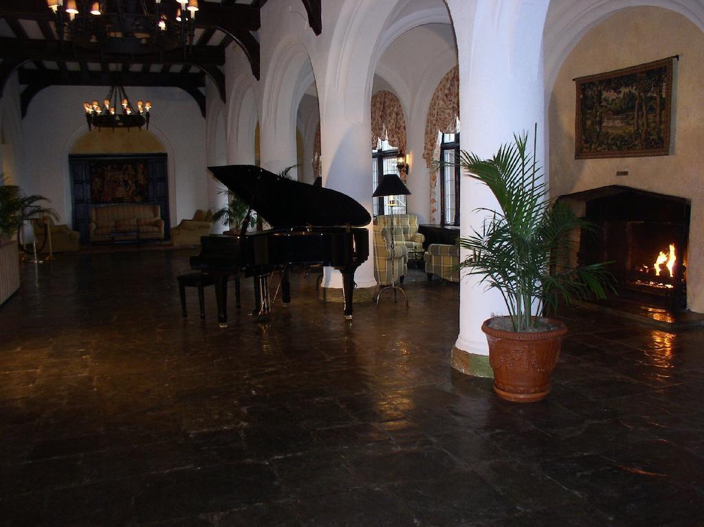 Hotel Montauk Manor Extérieur photo The lobby of the Hotel del Monte