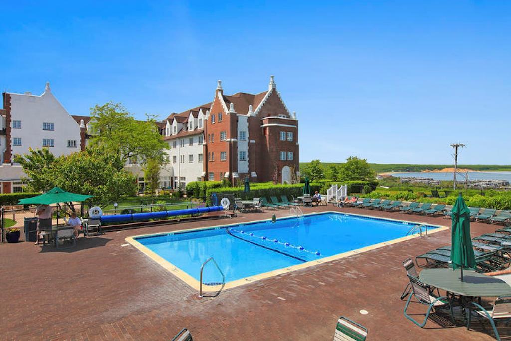 Hotel Montauk Manor Extérieur photo The swimming pool at the hotel