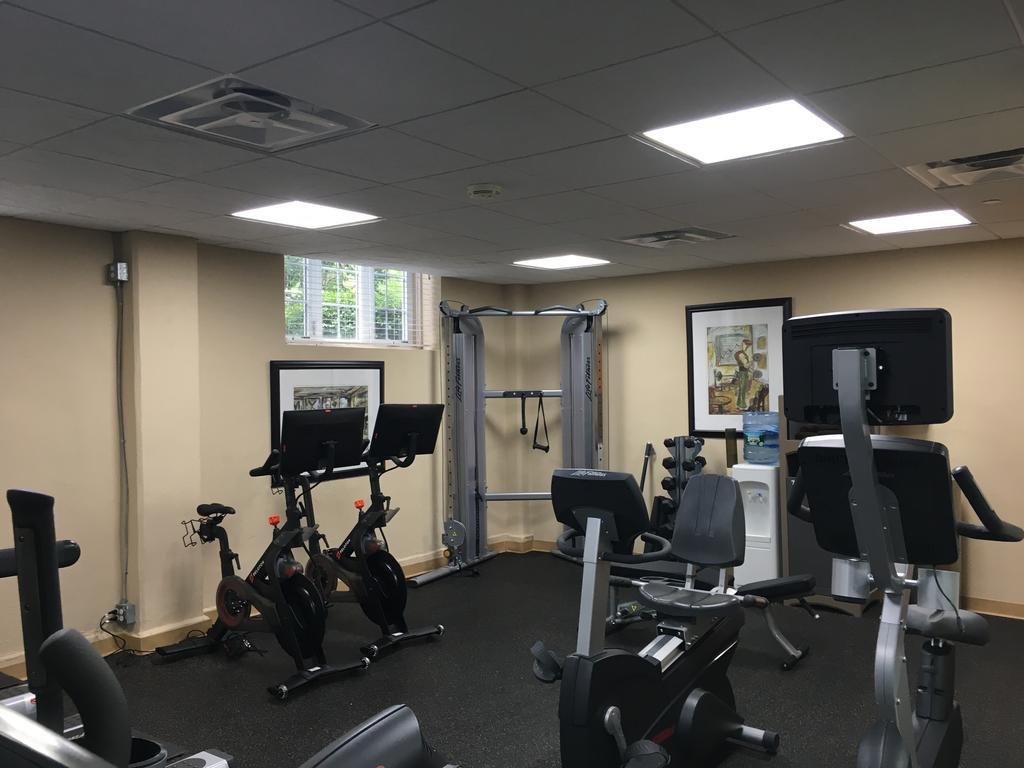 Hotel Montauk Manor Extérieur photo The gym at the school